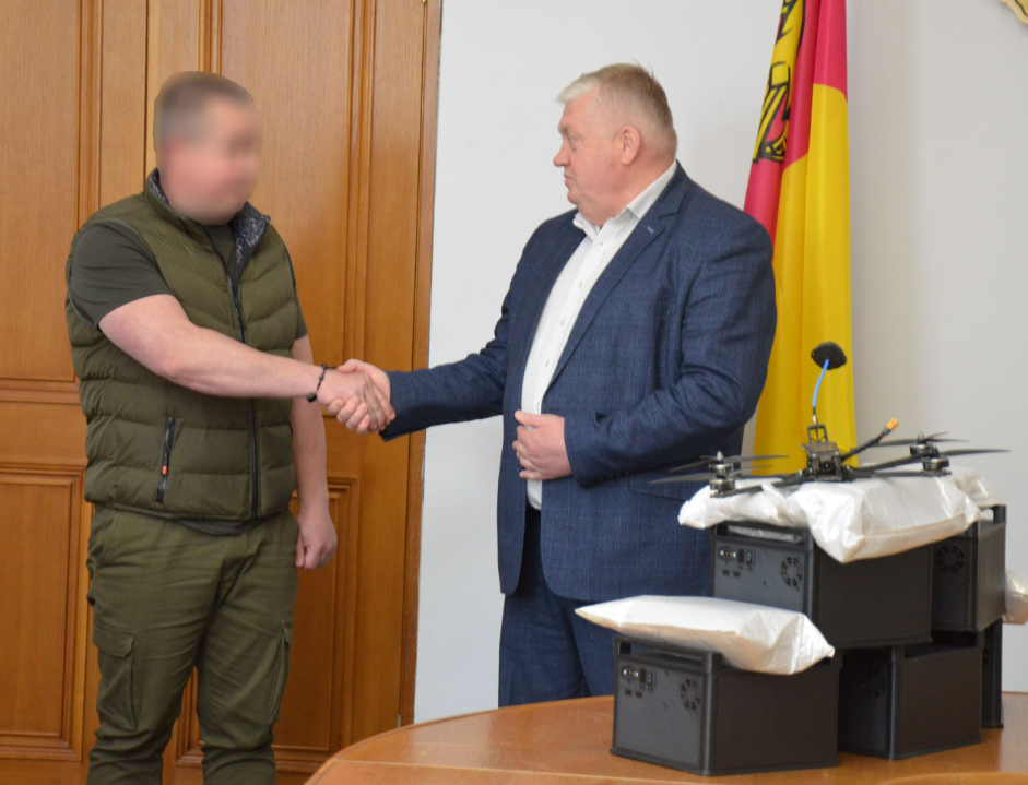 Бiйцям Сил спецiальних операцiй передали заряднi станцiї та квадрокоптер з Кiровоградщини