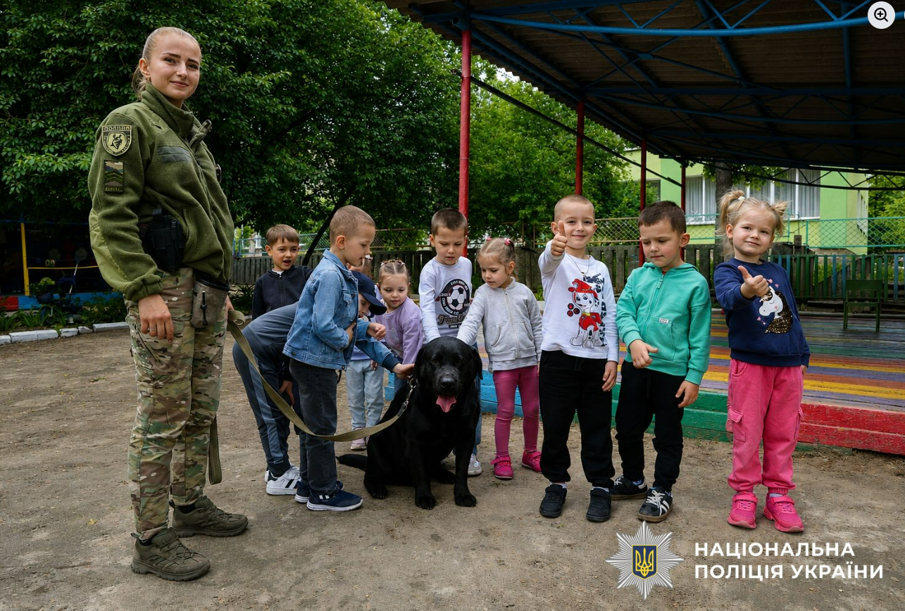 На Кiровоградщинi малеча поспiлкувалася зi службовими собаками