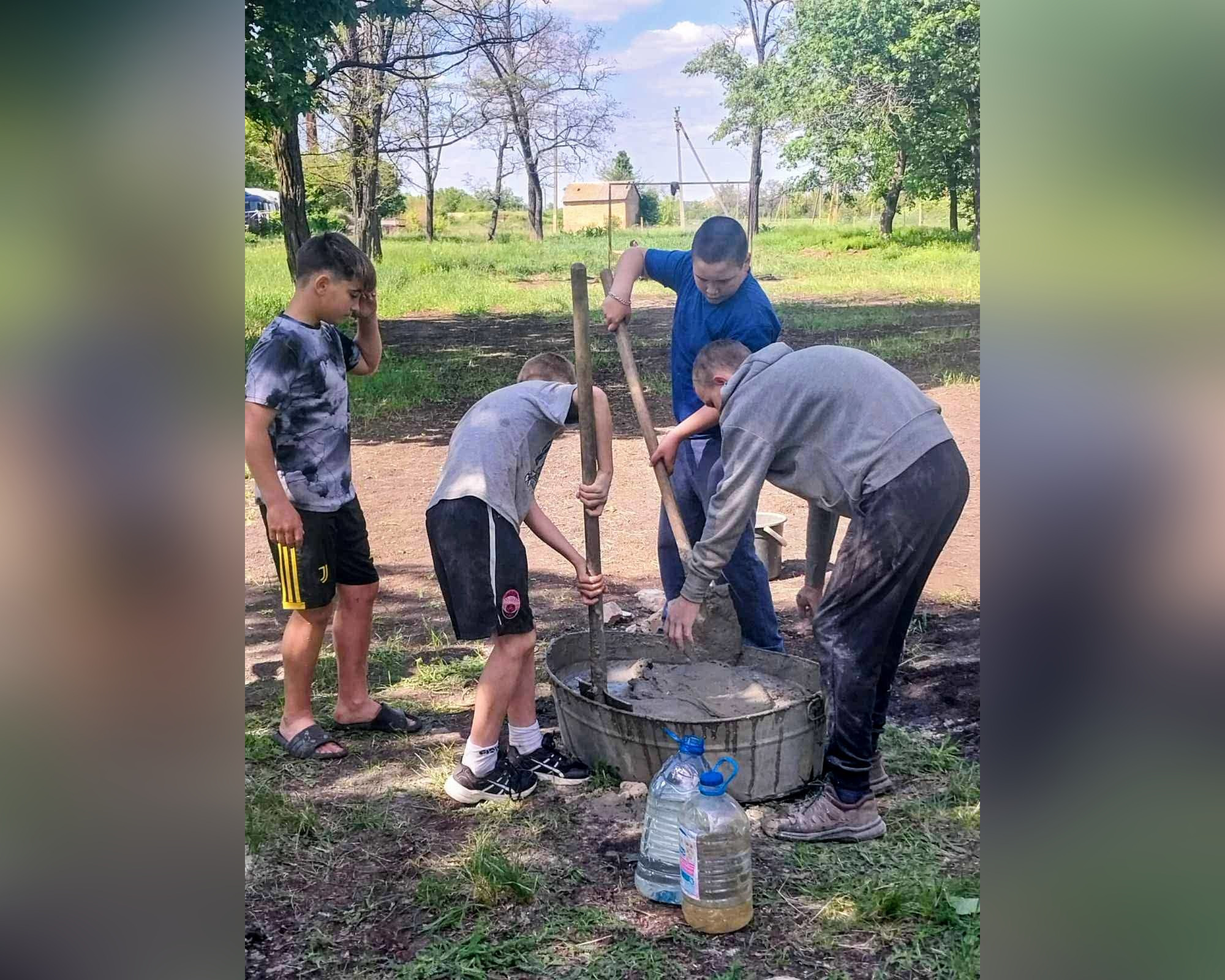 На Кіровоградщині громада організувала толоку і відремонтувала спортивні майданчики