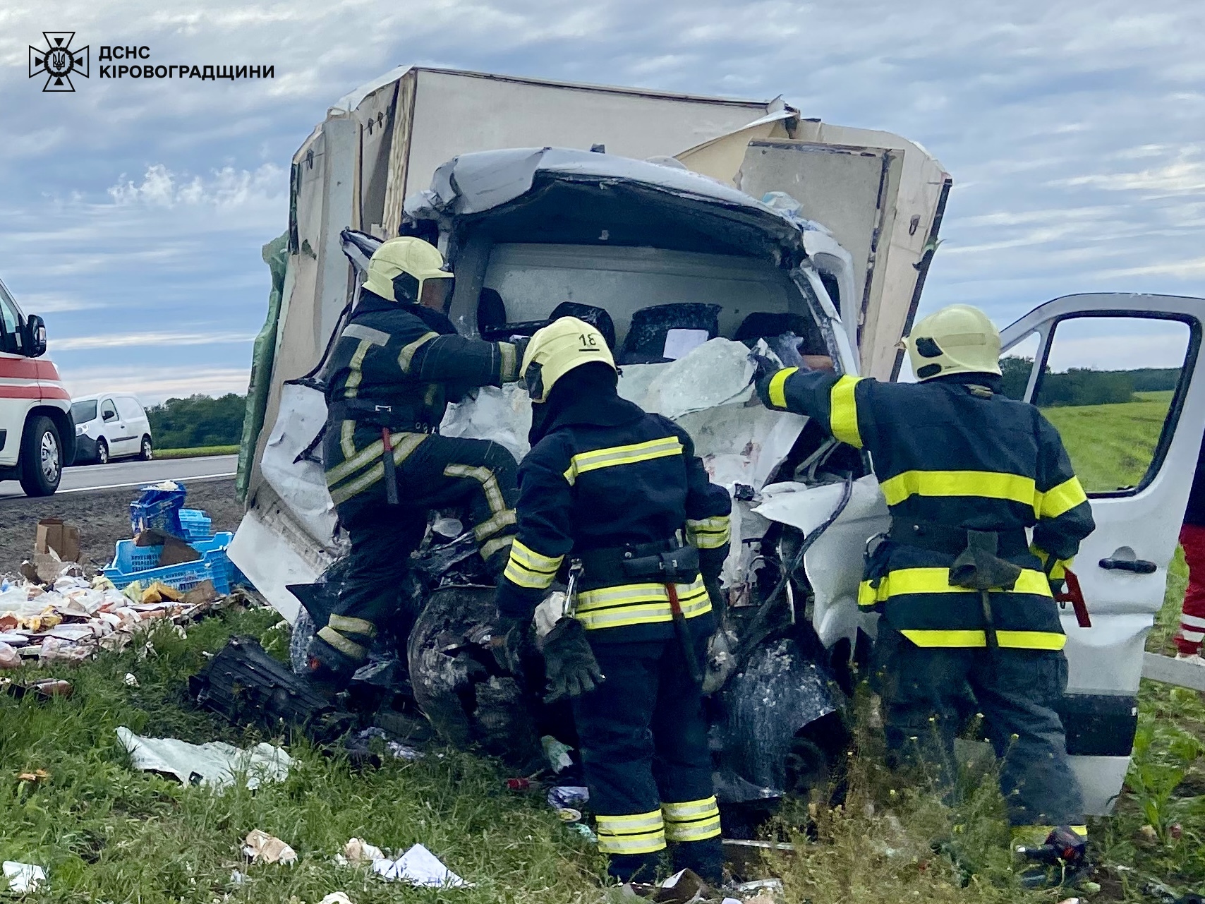 На Кіровоградщині рятувальники деблокували з автівки постраждалого