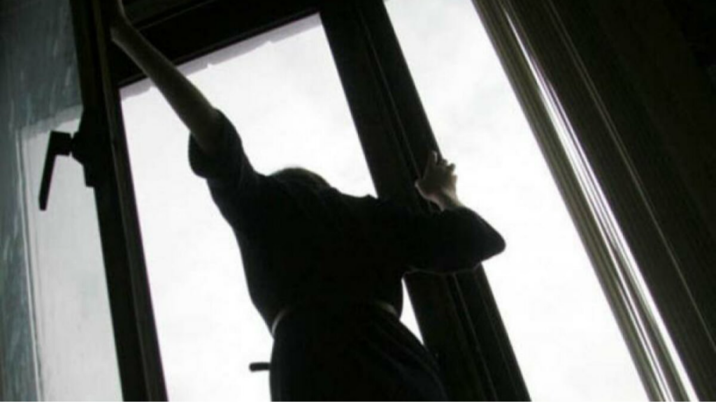 У Кропивницькому жінка вистрибнула з вікна багатоповерхівки
