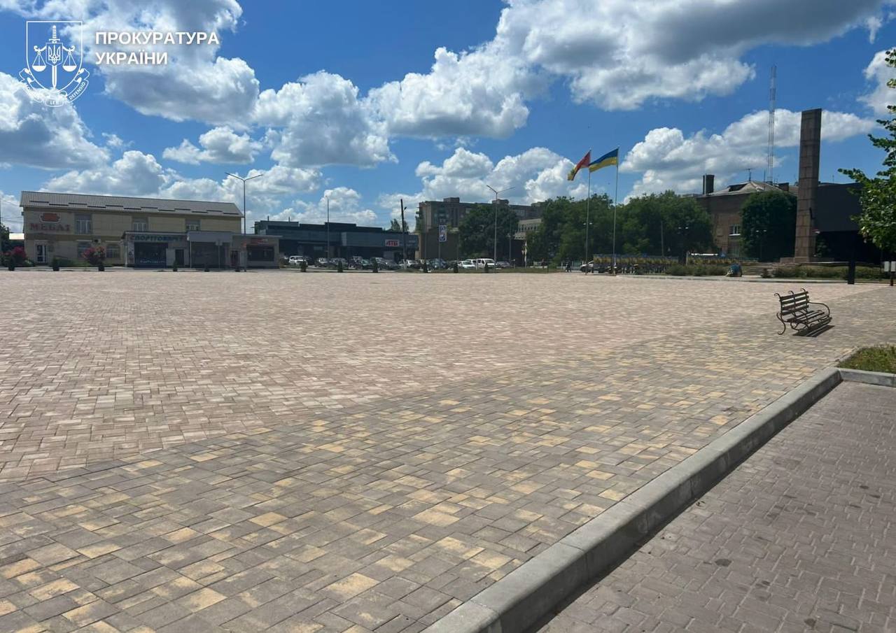 Плитка на площі не витримала стандартів: на Кіровоградщині підрядниці повідомили про підозру