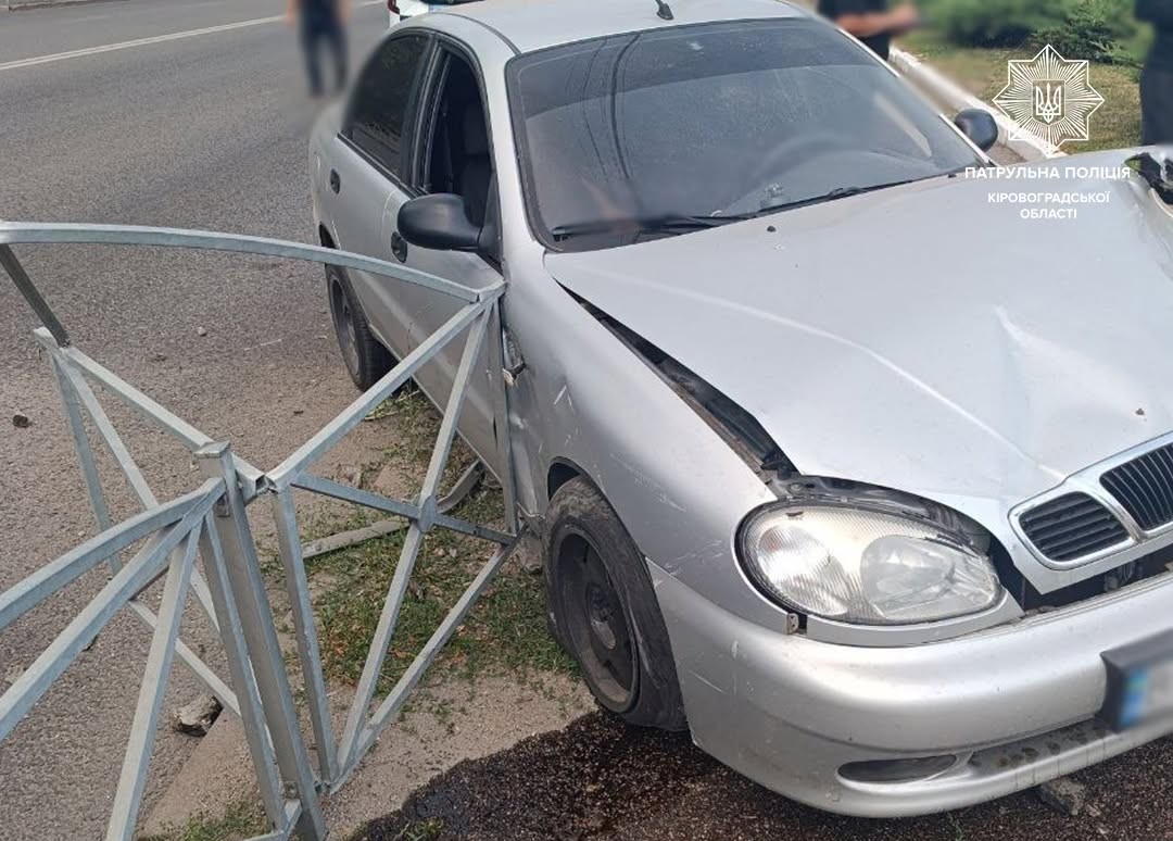 На вулиці Вокзальній у Кропивницькому Daewoo Lanos зніс огородження