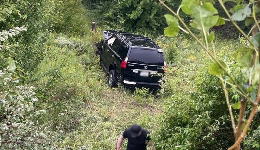 На Кіровоградщині водійка на Lexus втікала від поліції та злетіла в кювет