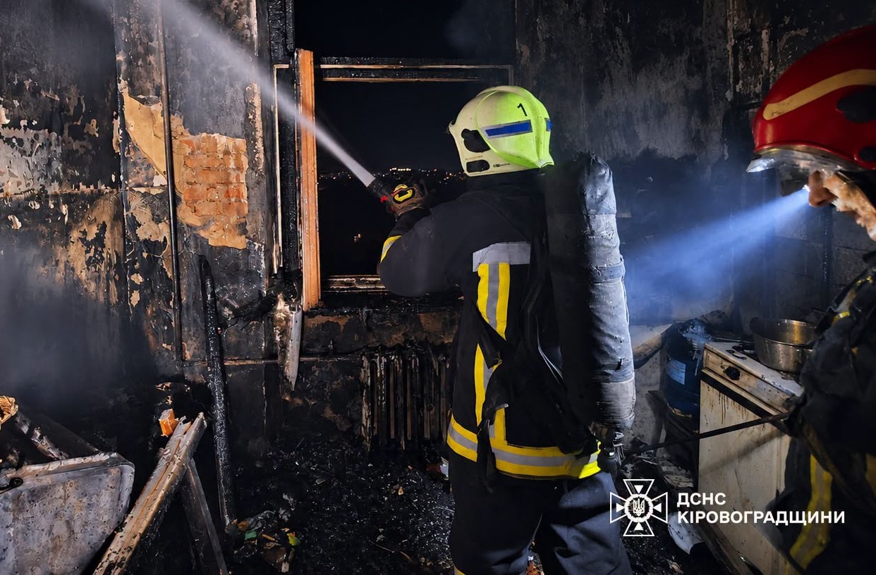 На Кіровоградщині надзвичайники врятували чоловіка з охопленого вогнем підвалу