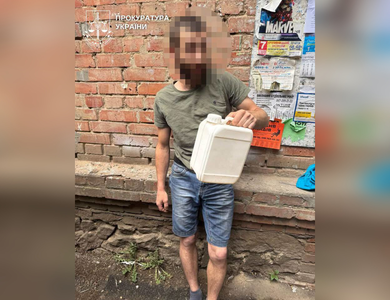 У Кропивницькому чоловiка пiдозрюють у замовному пiдпалi мiкроавтобуса