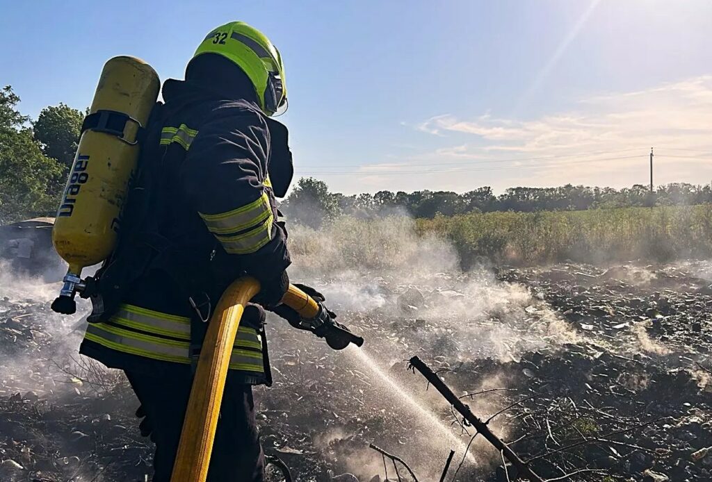 Рятувальники Кіровоградщини закликають зупинити спалювання сухостою через десятки пожеж за добу (ФОТО)