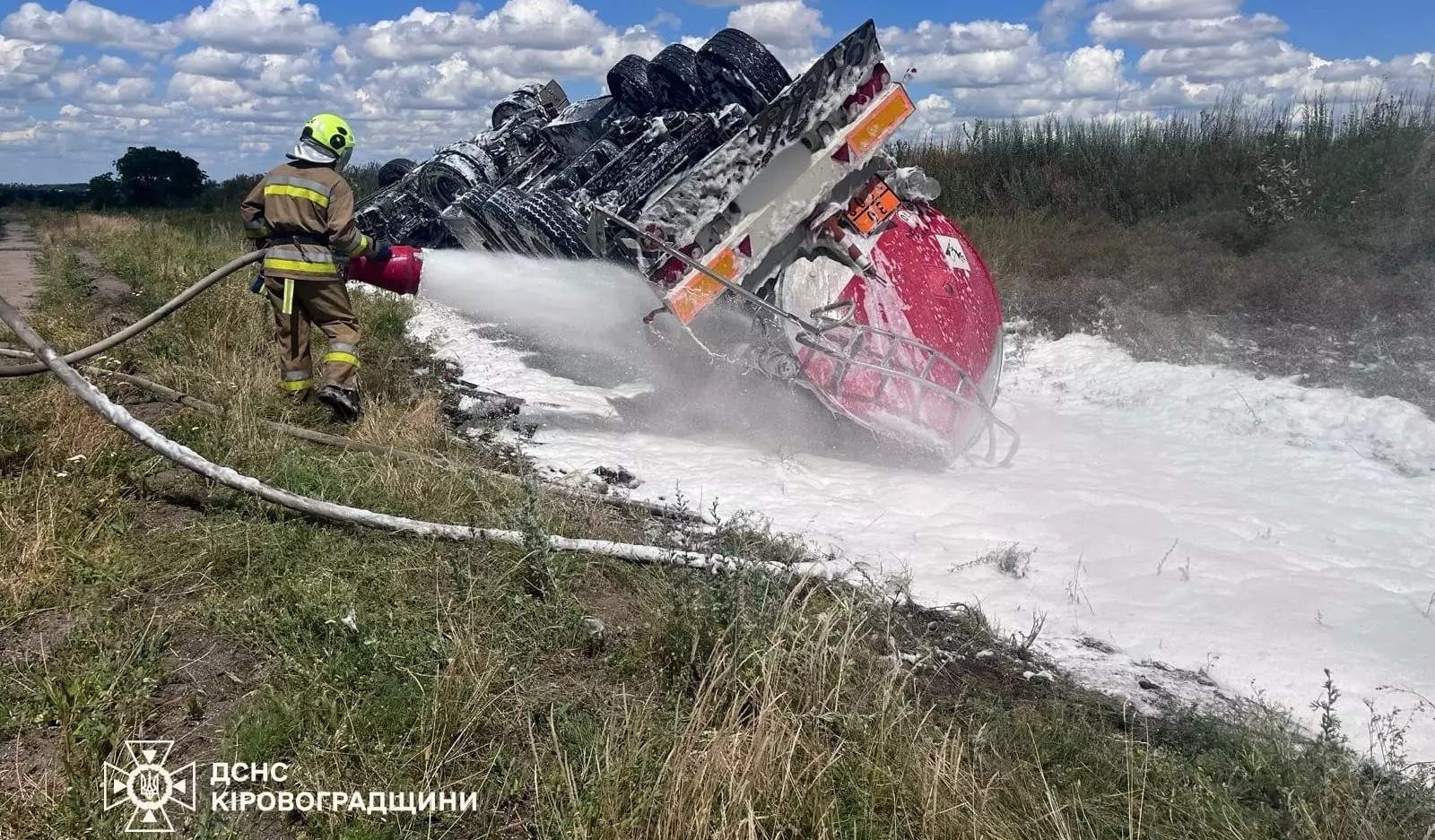 На Кіровоградщині бійці ДСНС рятували водія з понівеченого в ДТП бензовоза