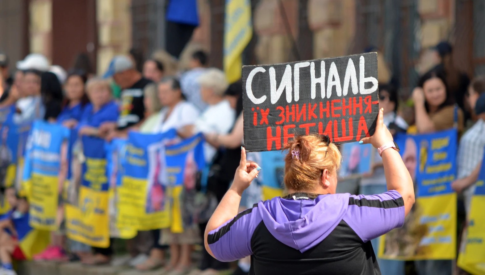 У Кропивницькому пройшла акція на підтримку полонених та зниклих безвісти захисників: в області створили «Книгу надії»