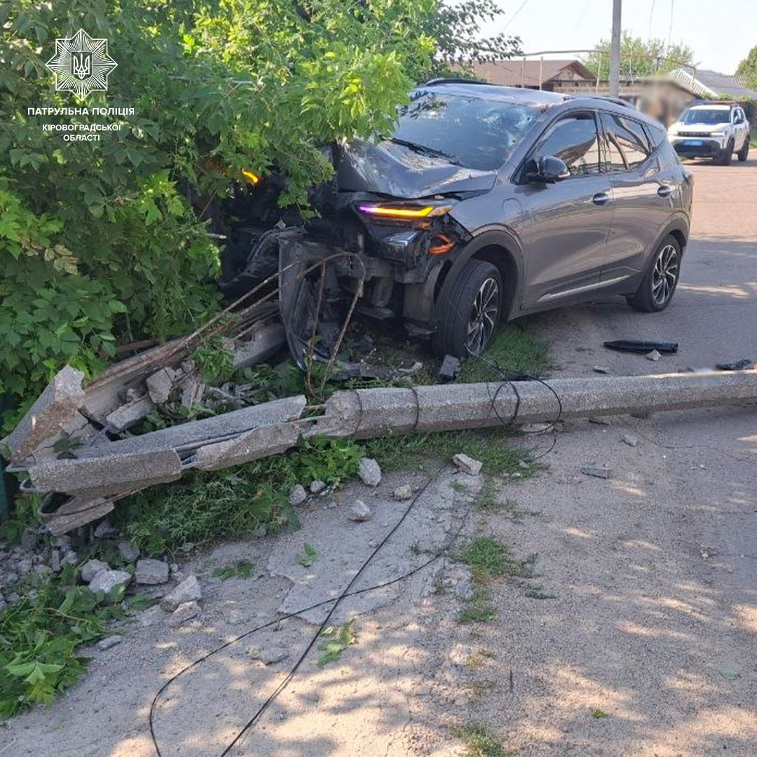 У Кропивницькому водій Chevrolet Bolt зніс електроопору