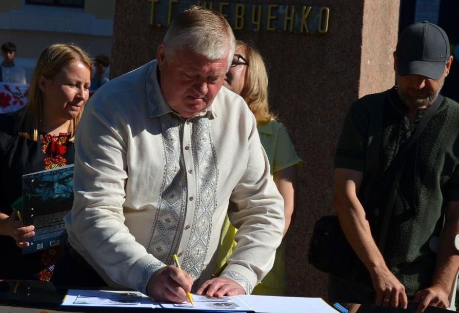 У Кропивницькому до Дня Незалежності погасили спеціальну поштову марку «Ми чекаємо»