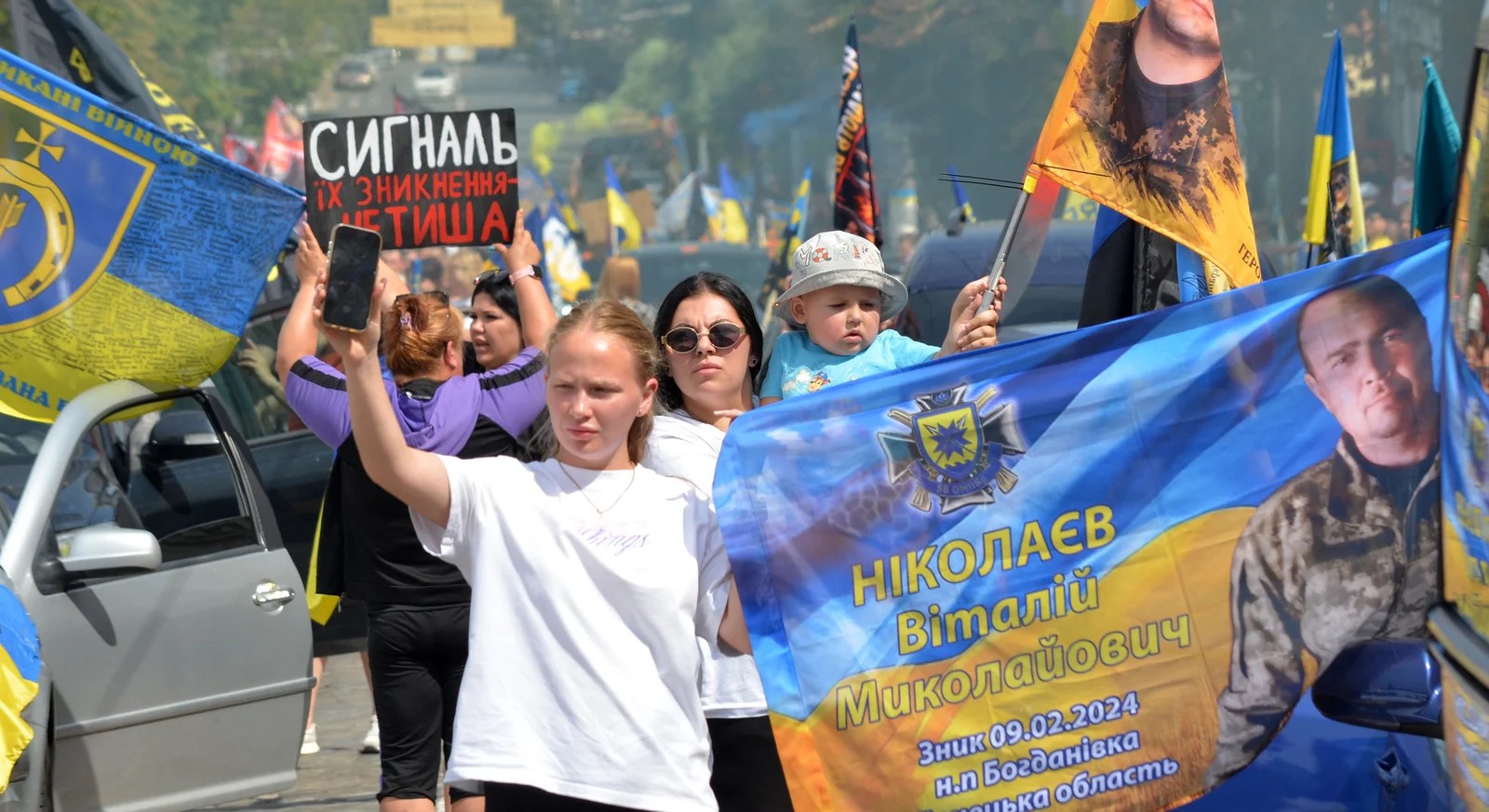 У Кропивницькому пройшла акція на підтримку полонених та зниклих безвісти захисників: в області створили «Книгу надії»