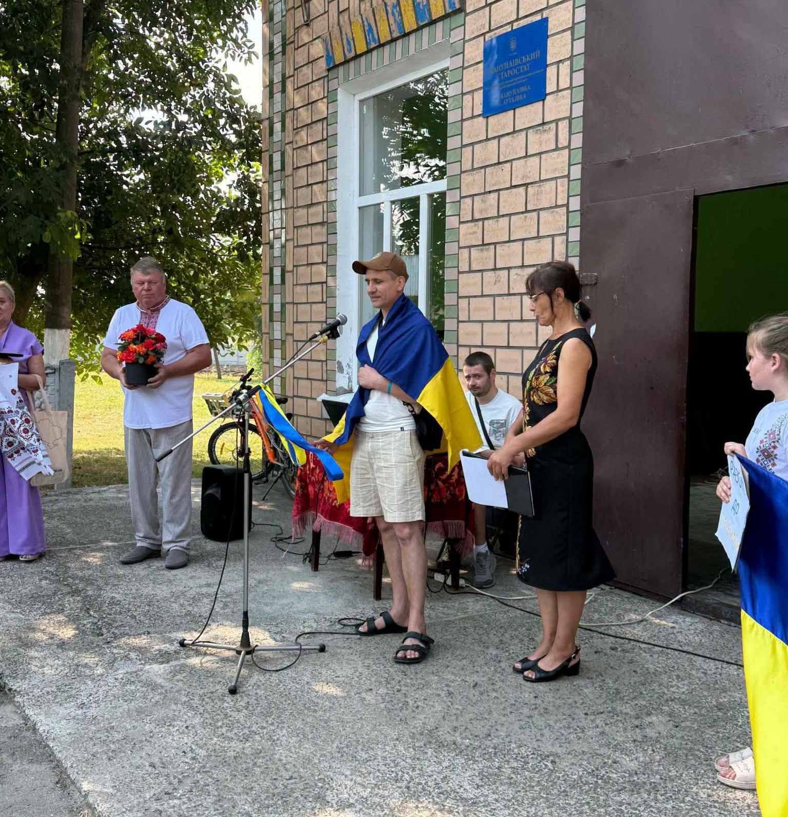 У Мануйлівці обіймами й квітами зустріли звільненого з російського полону Івана Касяна