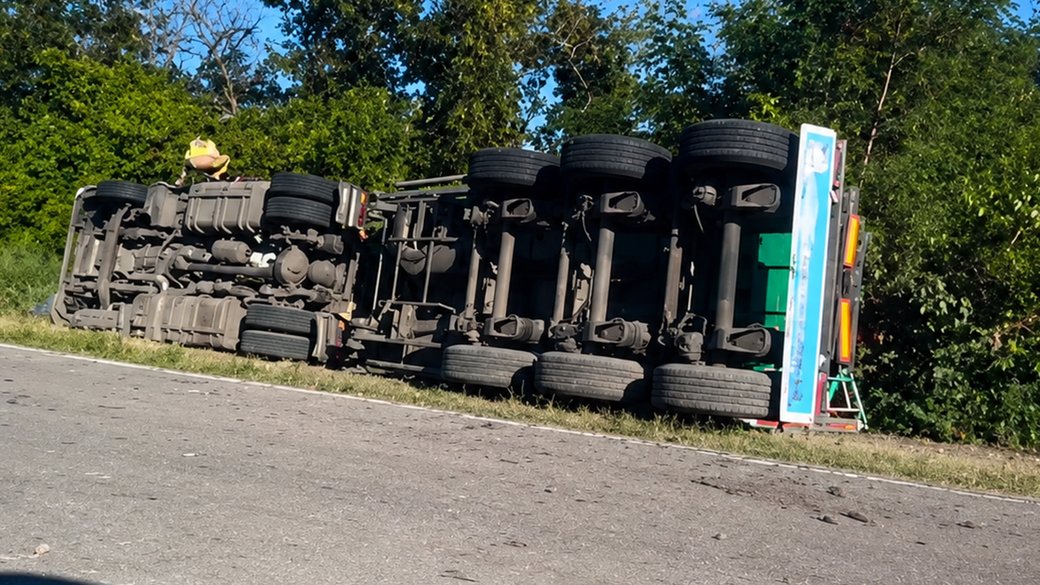 Слизька траса під Кропивницьким: розлита олія, перекинута фура та врятований водій