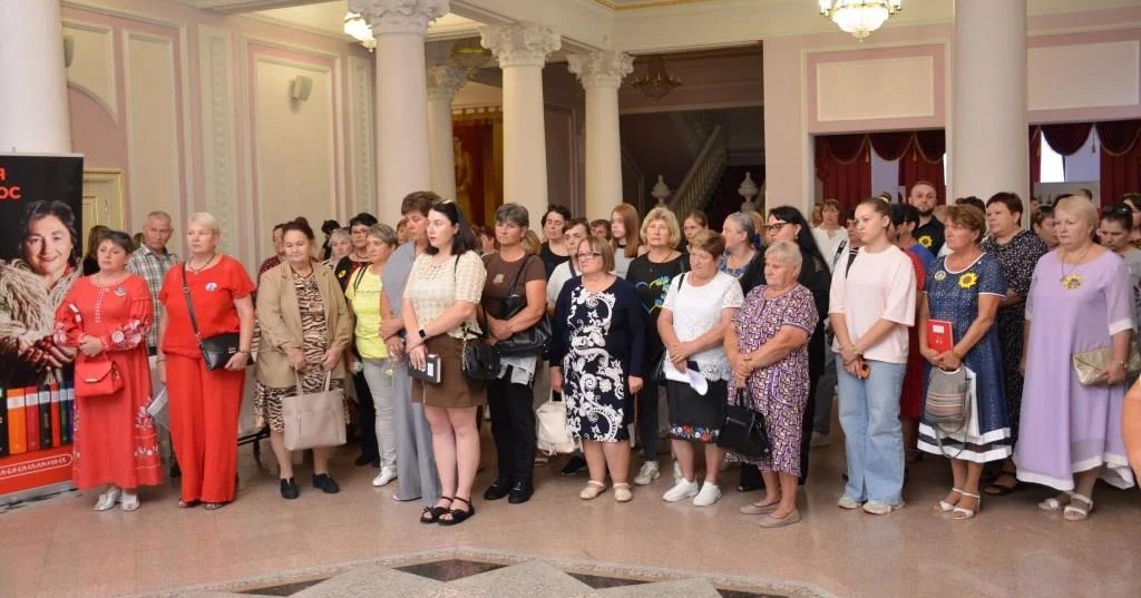 У Кропивницькому до Дня пам’яті захисників України презентували виставу «МАМИ»