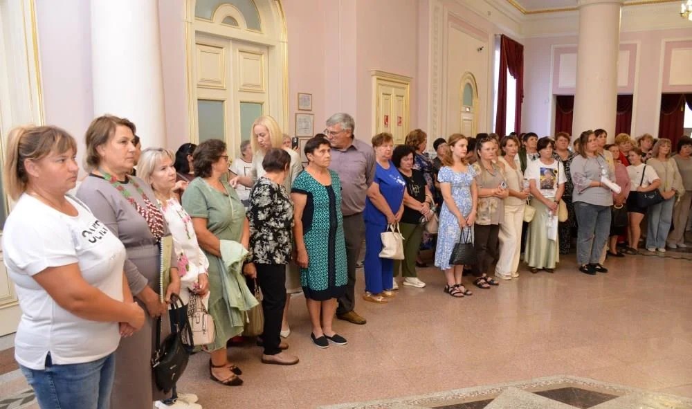 У Кропивницькому до Дня пам’яті захисників України презентували виставу «МАМИ»