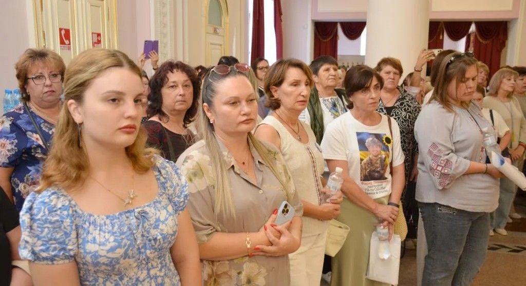 У Кропивницькому до Дня пам’яті захисників України презентували виставу «МАМИ»
