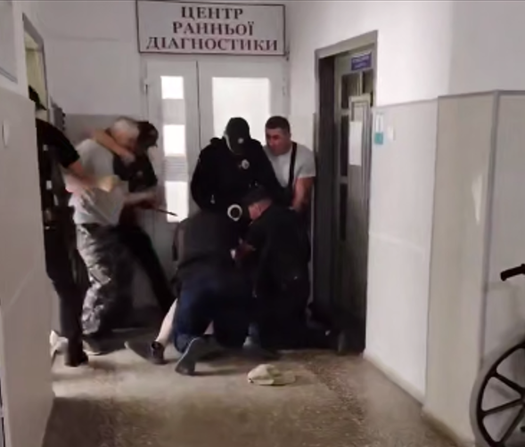 Не хотів залишати лікарню: на Кіровоградщині водій посварився з поліцейськими