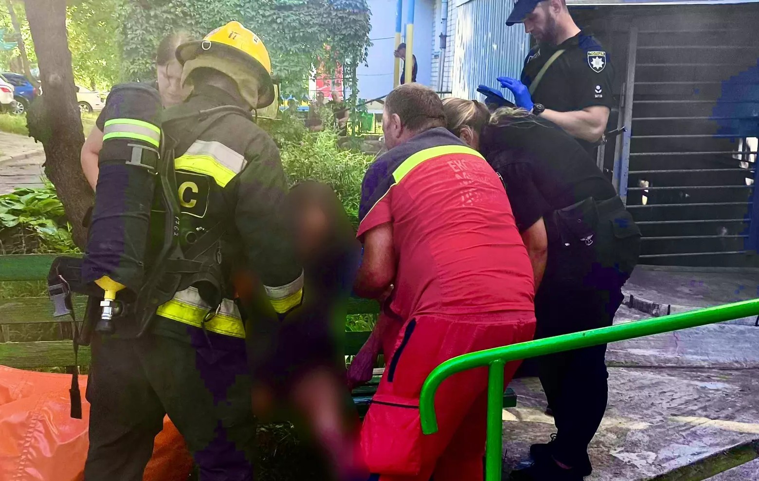 У Світловодську надзвичайники врятували чоловіка під час пожежі в багатоповерхівці