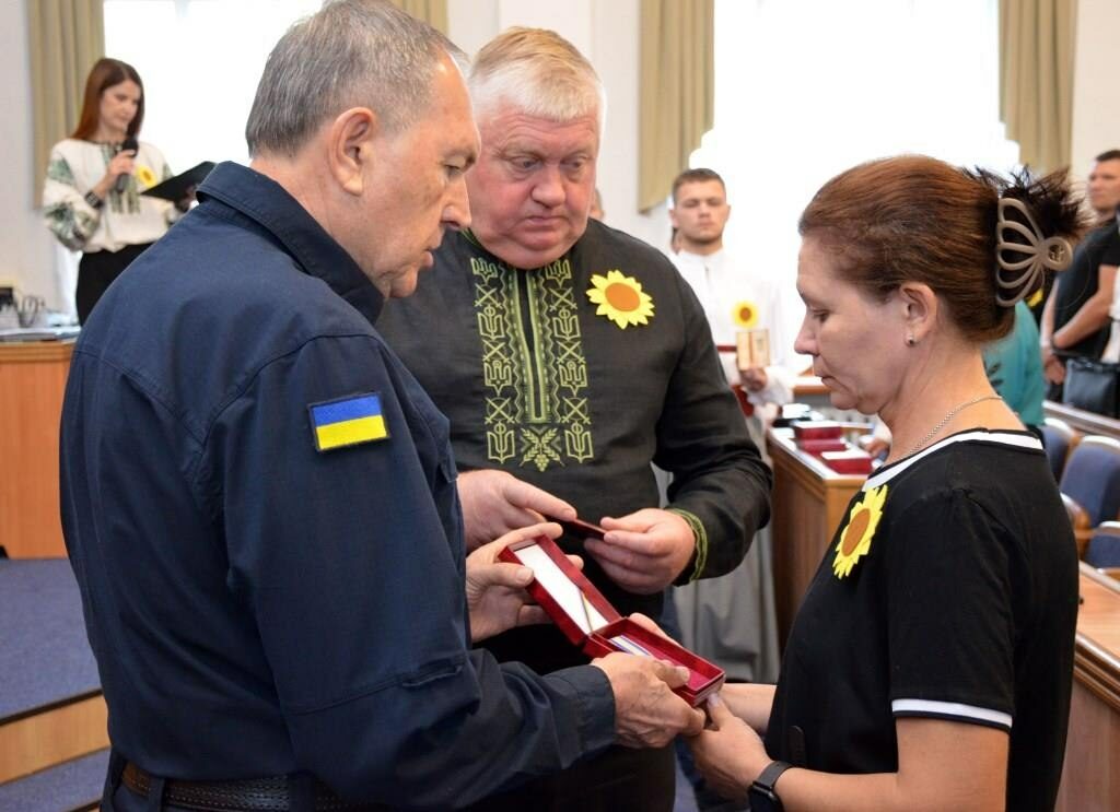 Вічна шана Захисникам: у Кропивницькому родинам загиблих воїнів передали державні нагороди
