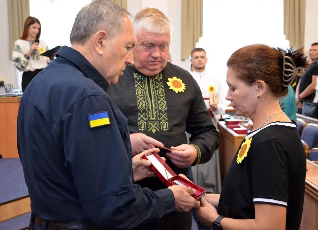 Вічна шана Захисникам: у Кропивницькому родинам загиблих воїнів передали державні нагороди