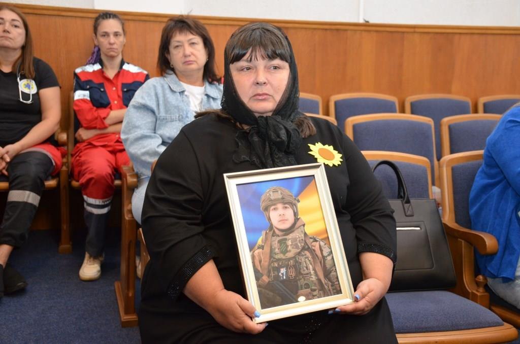 Вічна шана Захисникам: у Кропивницькому родинам загиблих воїнів передали державні нагороди