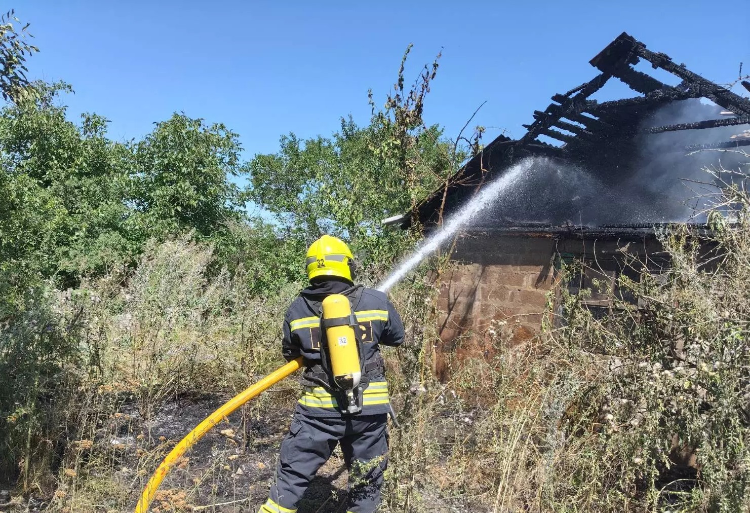 Загасили ячмінь, дрова та гаражі: на Кіровоградщині за добу сталося майже 20 пожеж