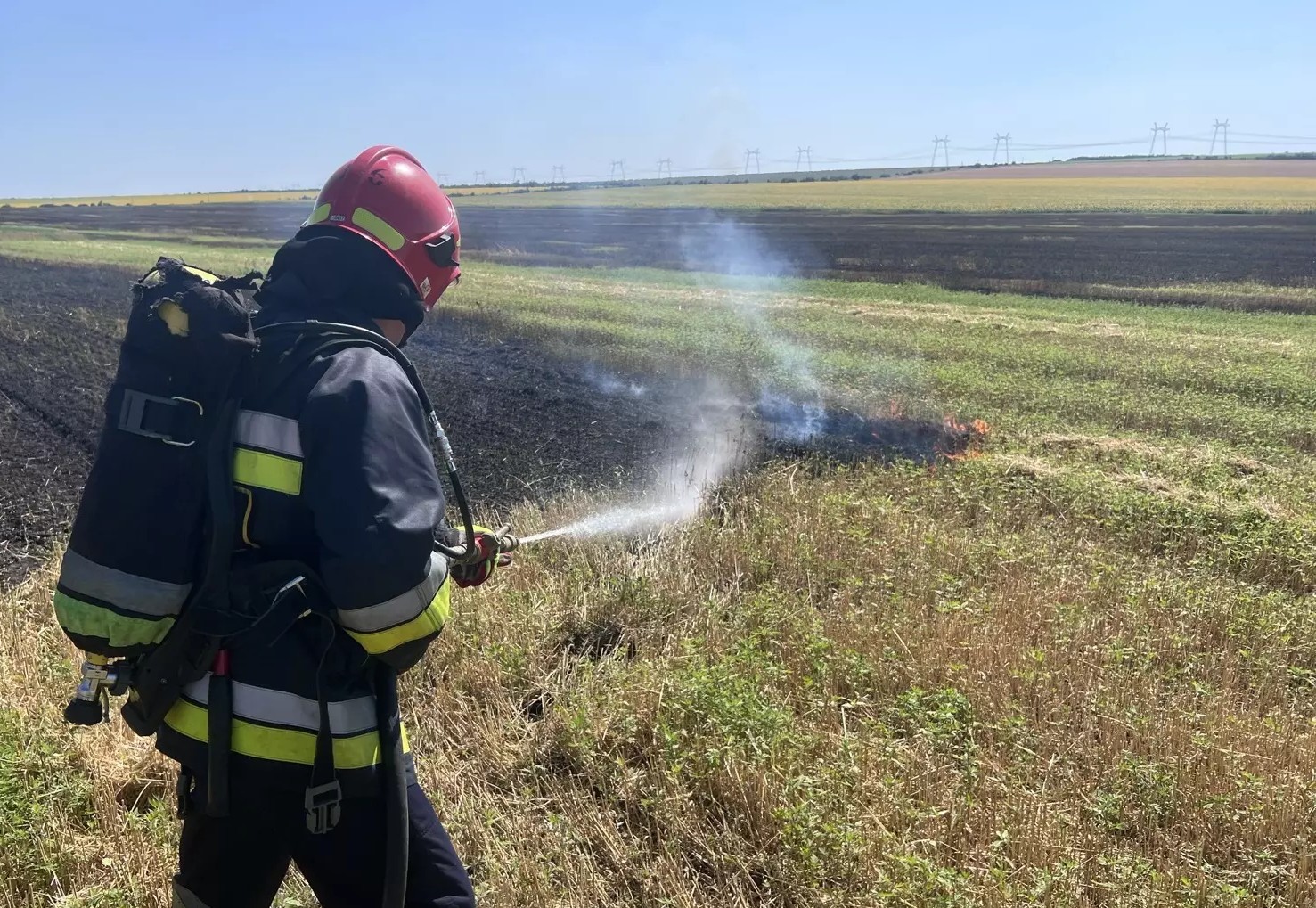 Загасили ячмінь, дрова та гаражі: на Кіровоградщині за добу сталося майже 20 пожеж