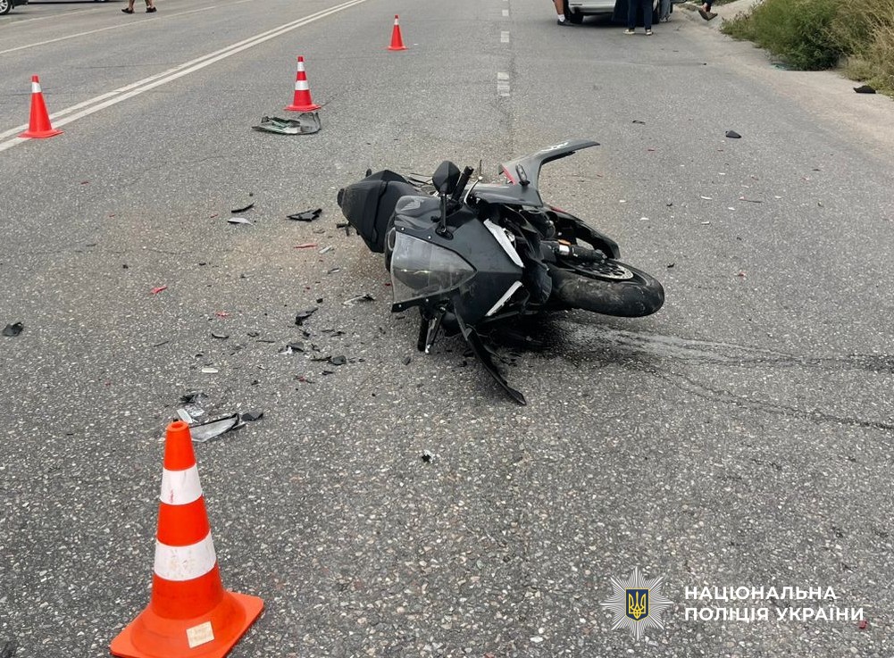 У Кропивницькому поліція розслідує ДТП за участю легковика та мотоцикла: травмовано байкера