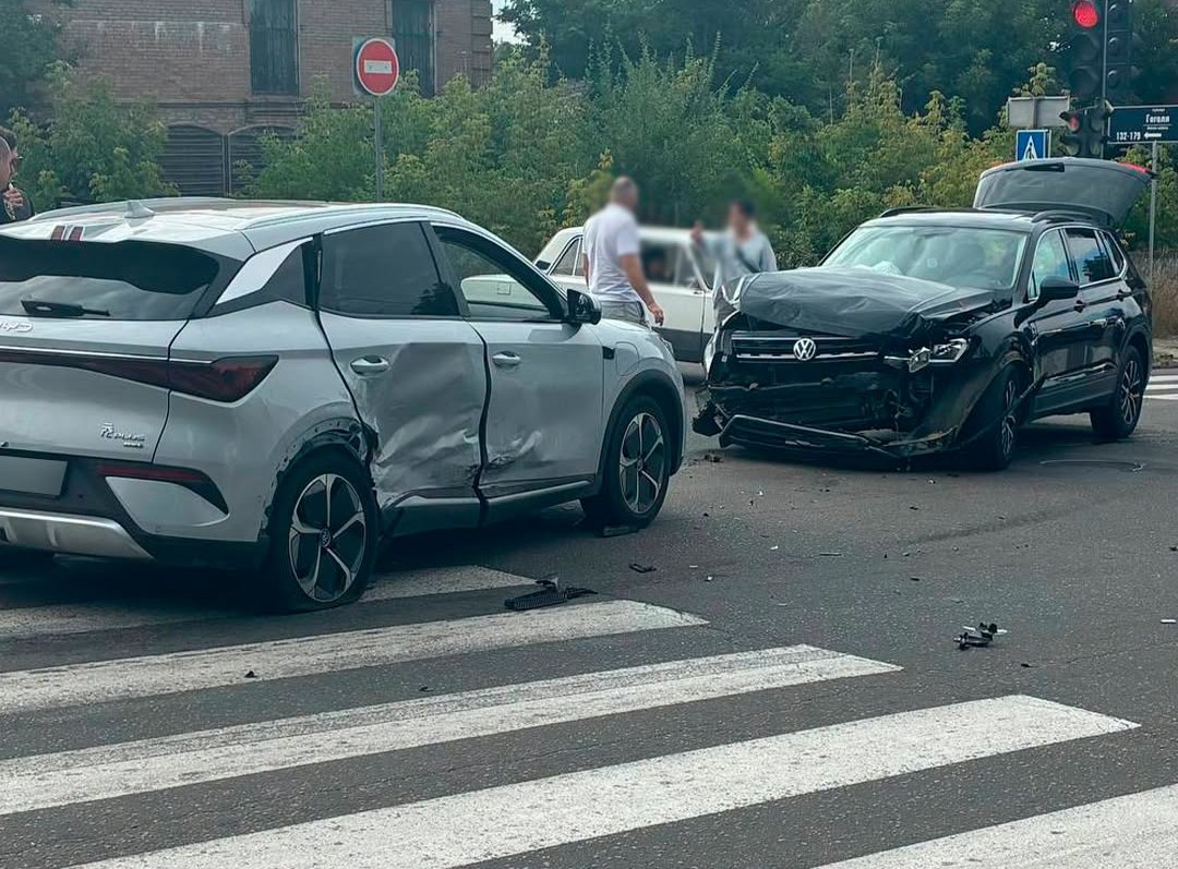 У Кропивницькому водійка на BYD проігнорувала червоне світло та спровокувала ДТП