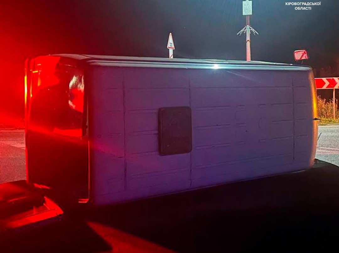 На виїзді з Кропивницького Mercedes-Benz Sprinter вилетів у кювет та перекинувся