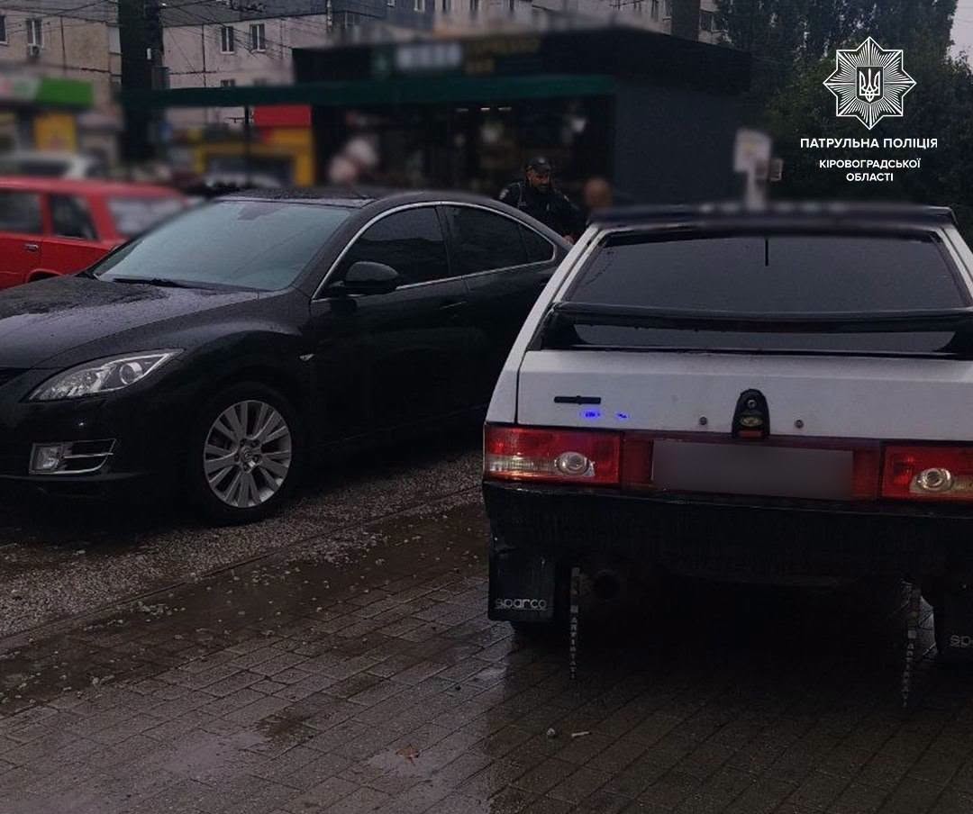 У Кропивницькому п’яний водій на ВАЗі врізався у припарковану Mazda