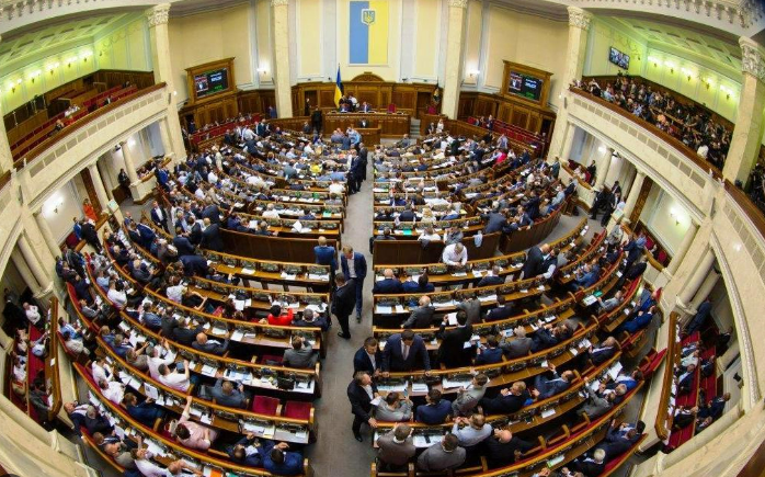 Мільйони українців могли отримати нові податки на посилки та онлайн-покупки: законопроєкти не підтримали