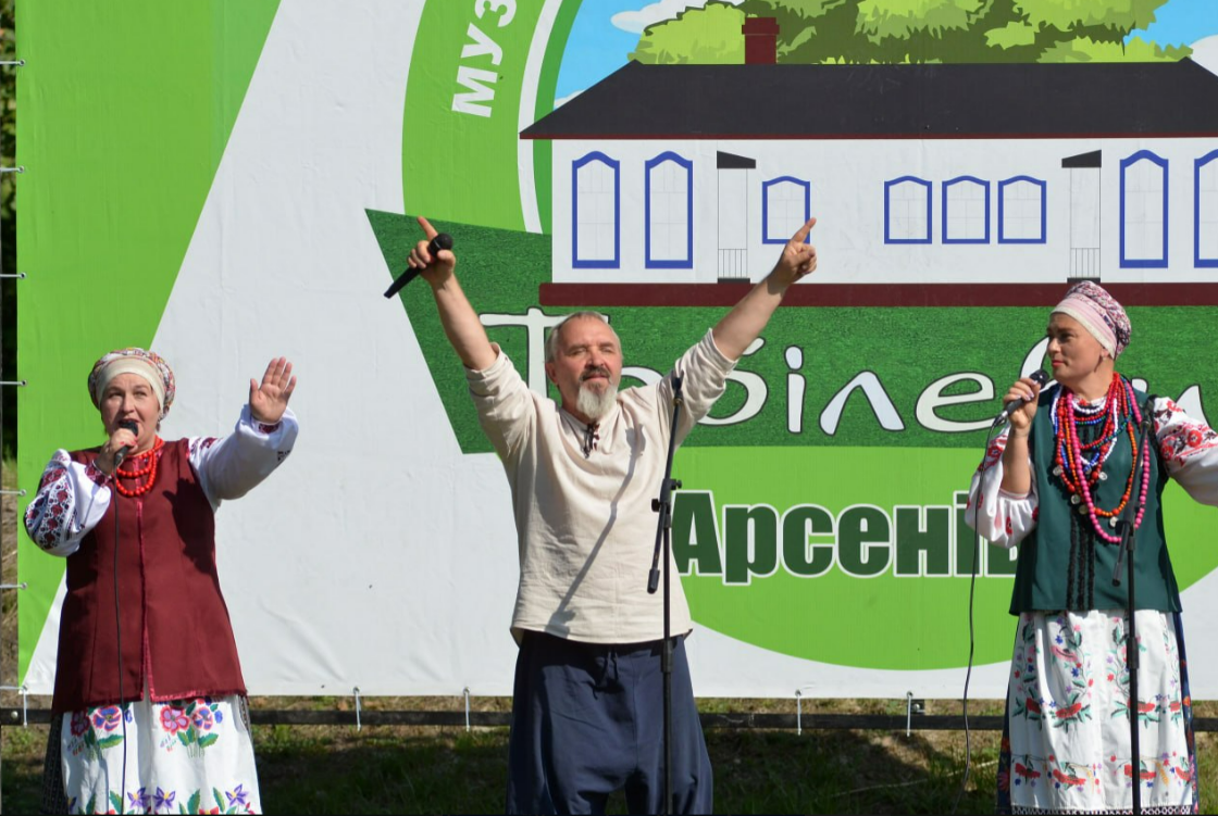 «Вересневі самоцвіти» зібрали митців Кіровоградщини в Арсенівці