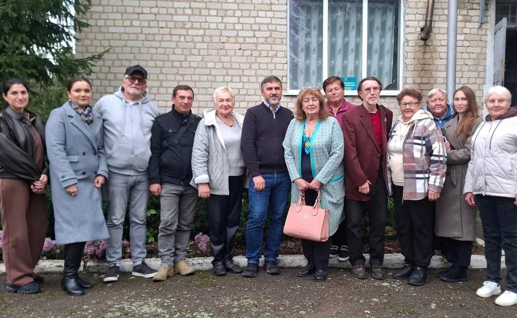У Червоній Поляні відбулася літературна зустріч у межах волонтерського проєкту «Зі словом та зброєю – до Перемоги»