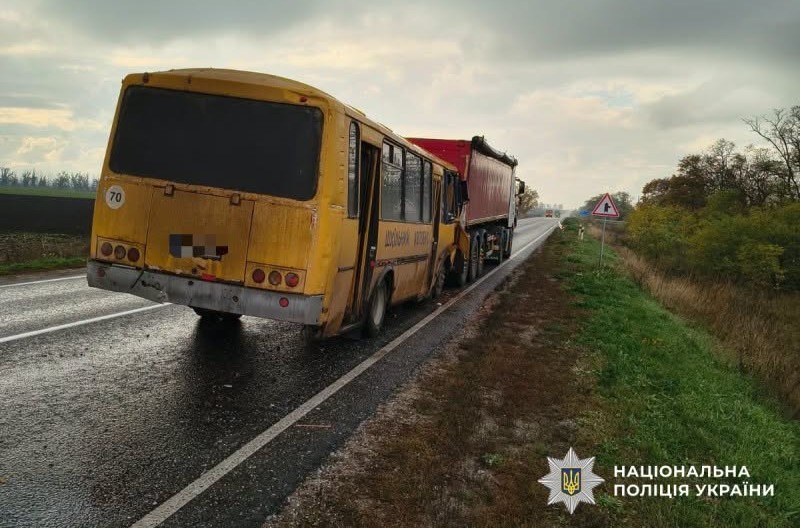 На Кіровоградщині автобус «ПАЗ» врізався у вантажівку Volvo: водія госпіталізовано