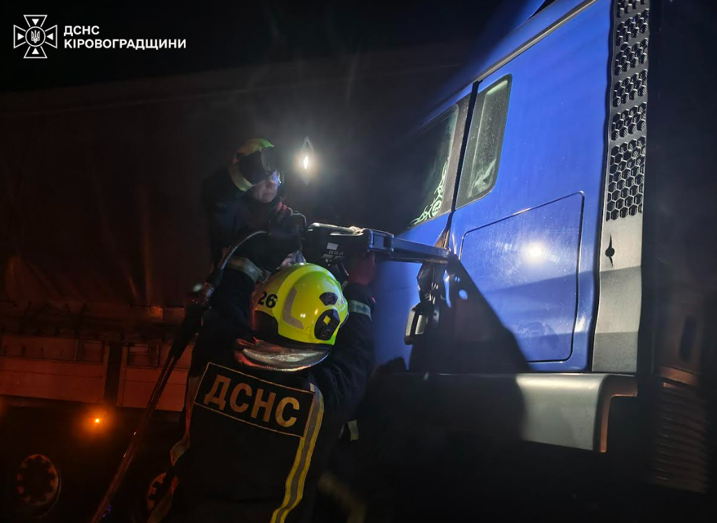 Дві вантажівки зіткнулися на світанку: на Кіровоградщині чоловіка деблокували з авто