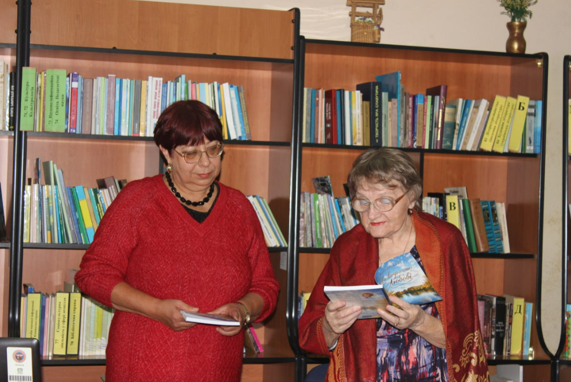 «Не втрачаю любові»: Людмила Ніколаєвська презентувала у Кропивницькому сьому поетичну збірку