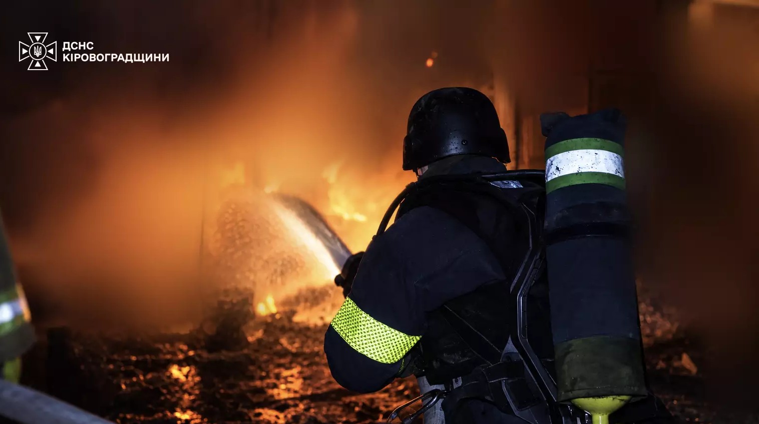 Ворожа атака дронами на Кіровоградщину: рятувальники ліквідували пожежу під загрозою повторних ударів