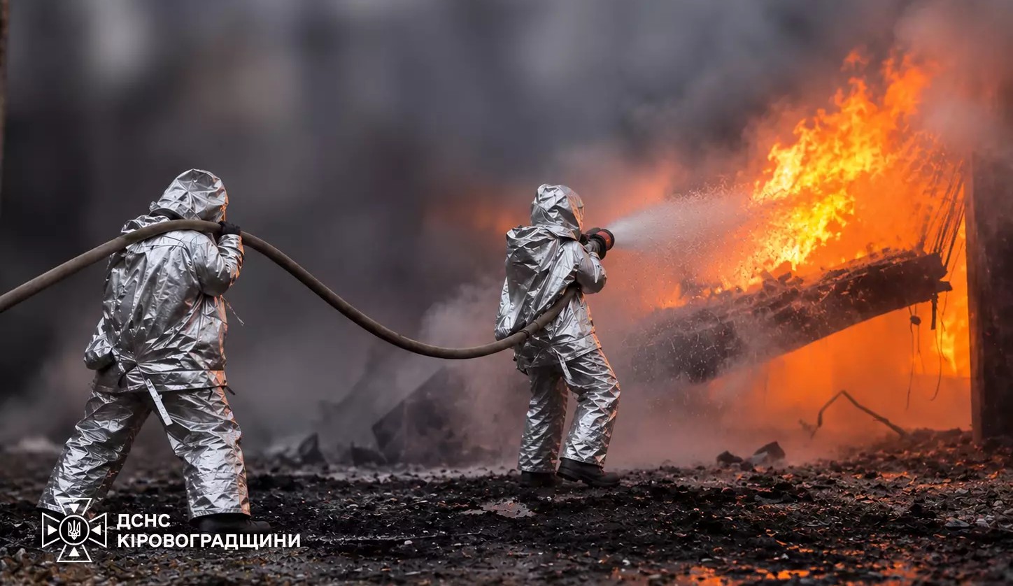 Ворожа атака на Кіровоградщину: рятувальники загасили пожежі на об’єктах інфраструктури