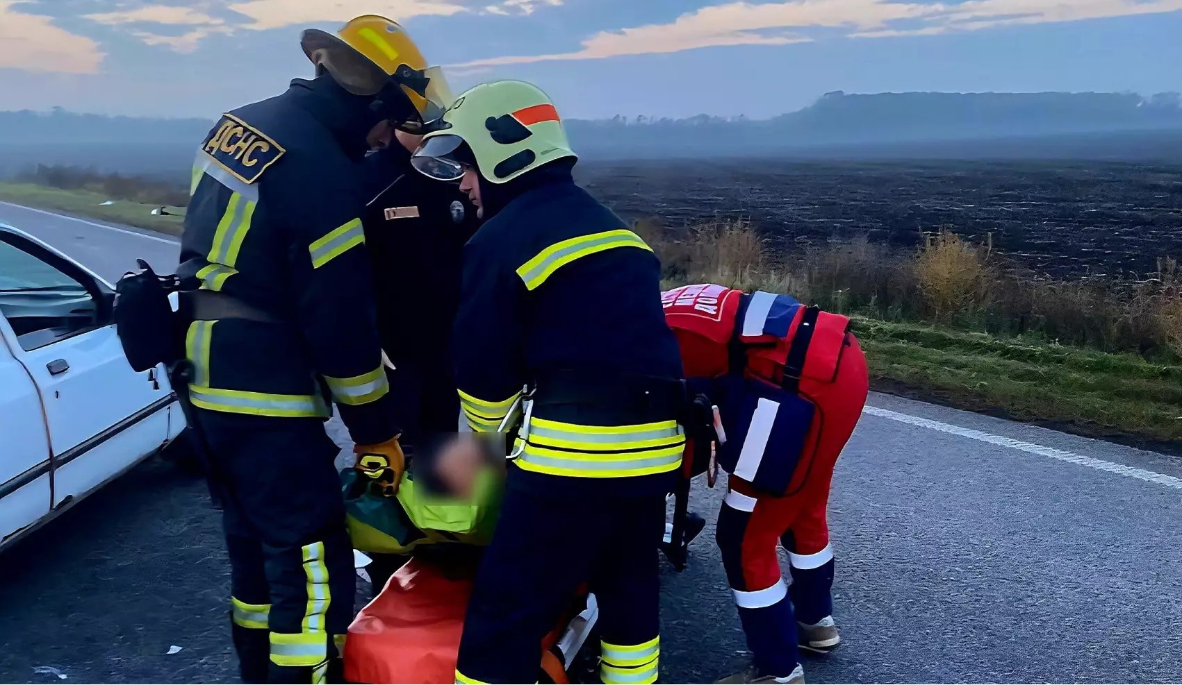 На Кіровоградщині рятувальники деблокували водія з понівеченого в ДТП авто